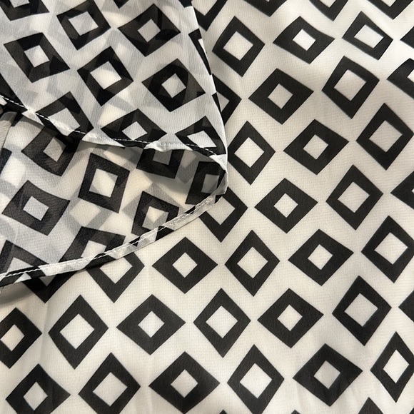 VINCE CAMUTO GEOMETRIC PRINT FLUTTER SLEEVE BLOUSE Small‎ - Picture 6 of 6